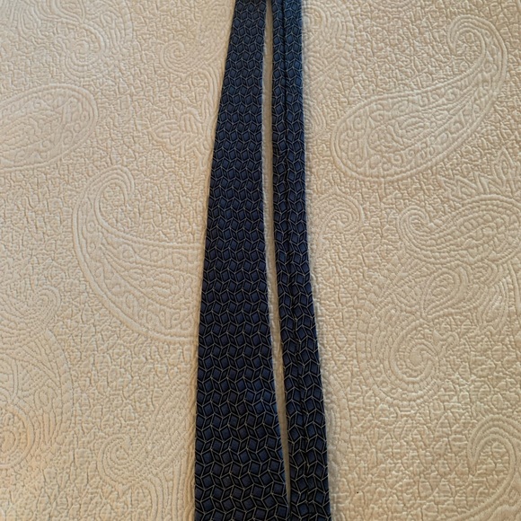 👀 Like New Men’s Handmade 100% Silk Tie w/Blue, Black & White Geometric Design - Picture 2 of 4